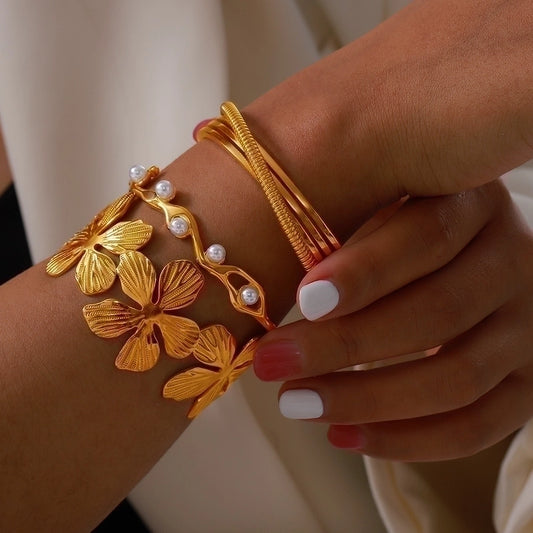 Modern Spray Flower Bangle