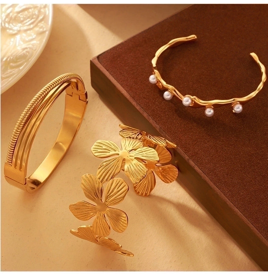 Modern Spray Flower Bangle