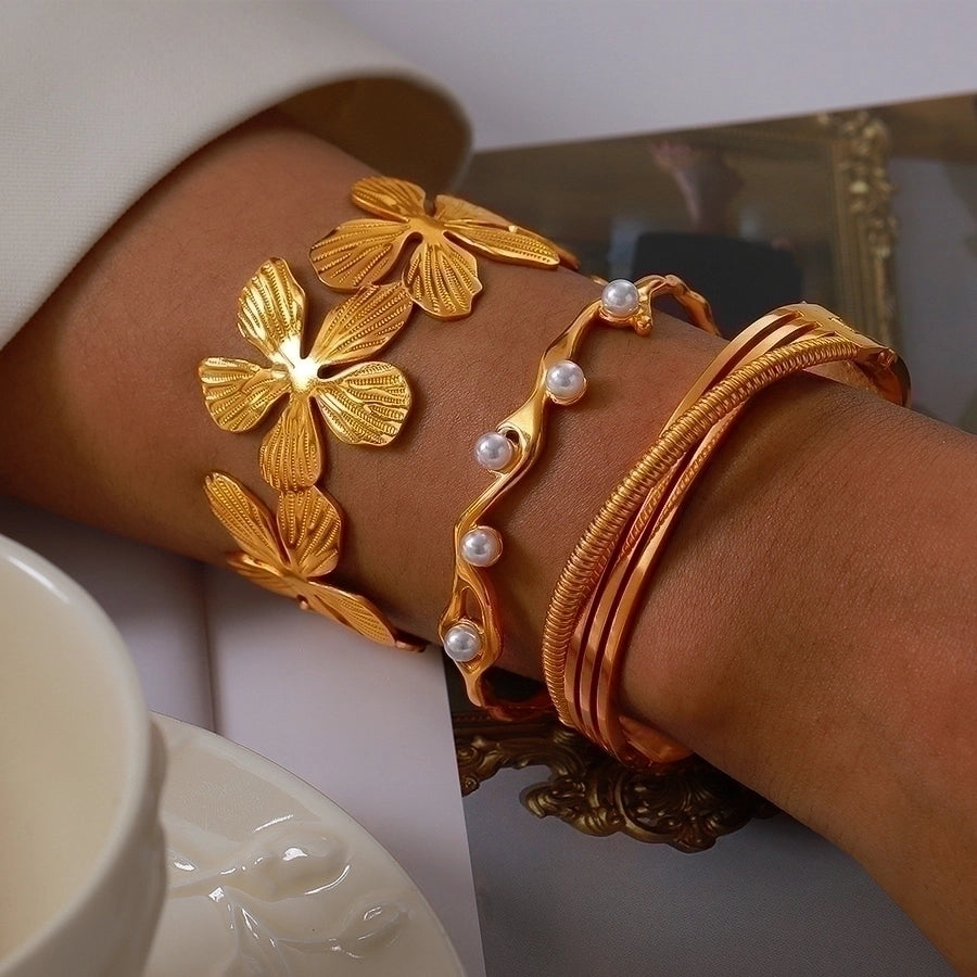 Modern Spray Flower Bangle