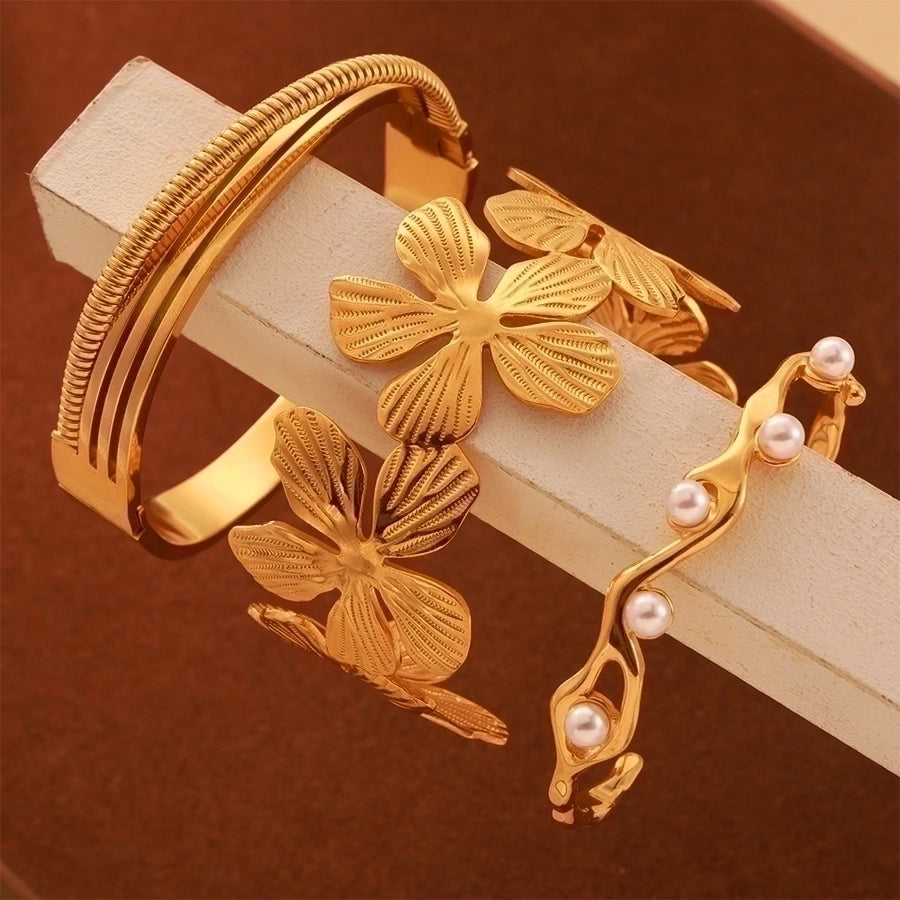 Modern Spray Flower Bangle