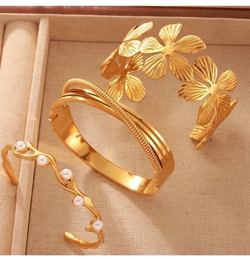 Modern Spray Flower Bangle